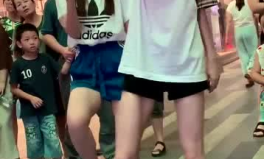小姐姐又耍酷了,再现街头风采